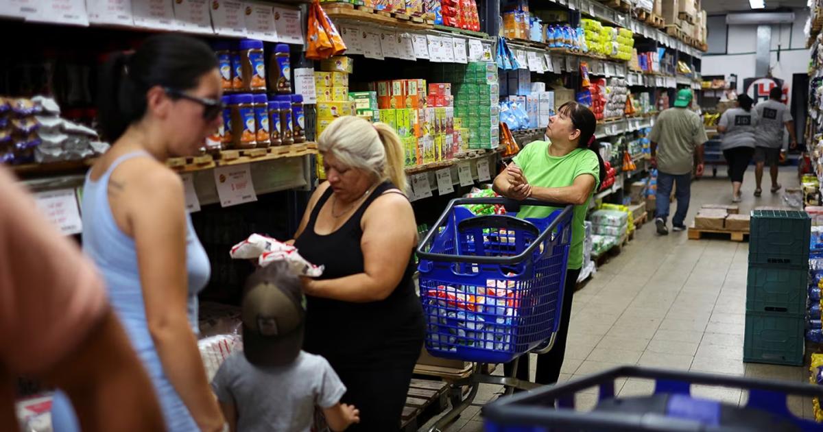 El consumo volvió a caer en marzo por tercer mes consecutivo (Foto- Agustín MarcarianReuters)