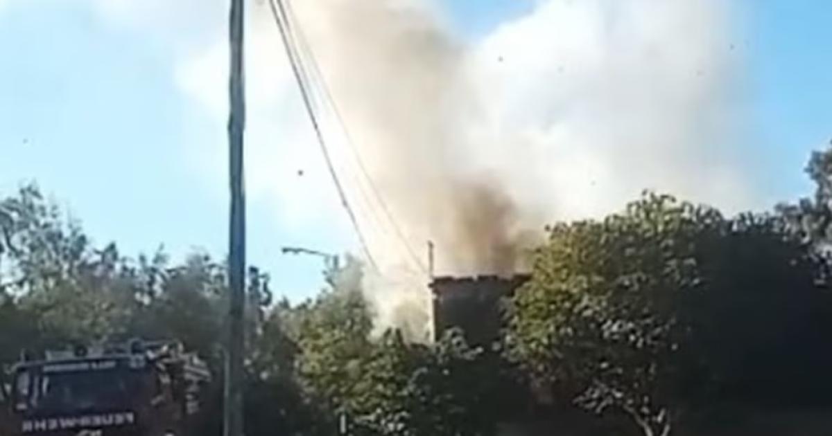 Personal policial y bomberos voluntarios trabajan en el lugar la vivienda quedó con daños visibles tras el incendio (Foto Infobae)