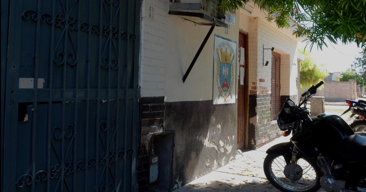 Policiacuteas esposan a un desbocado y violento del sur