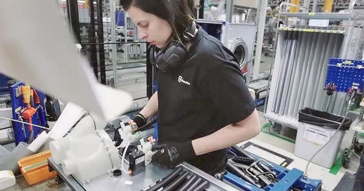 Encuesta indica que la mitad de pequentildeas empresas evaluacutea reduccioacuten de empleos en los proacuteximos meses