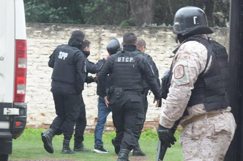 OPERATIVO DE SEGURIDAD- Mientras Tala era indagado en la Justicia Federal en Colonia Pinto los gendarmes allanaban su celda Se vienen pericias y ampliación de indagatorias al pelotón detenido en Copo