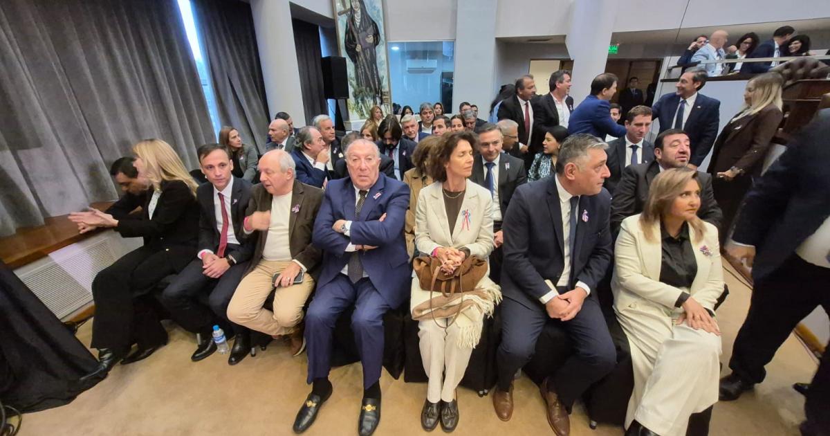 Galeriacutea de fotos- destacadas presencias en la apertura de sesiones en la Legislatura