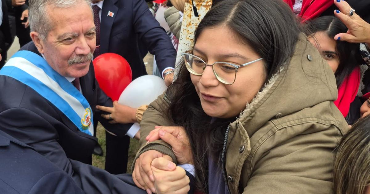 VIDEO  Tras su mensaje Suaacuterez saludoacute a los santiaguentildeos y agradecioacute el respaldo en la calle