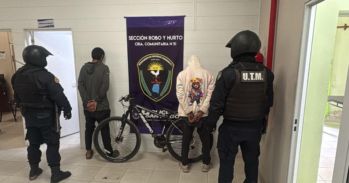 Detienen a dos joacutevenes y recuperan una bicicleta robada que ocultaron en el fondo de una casa