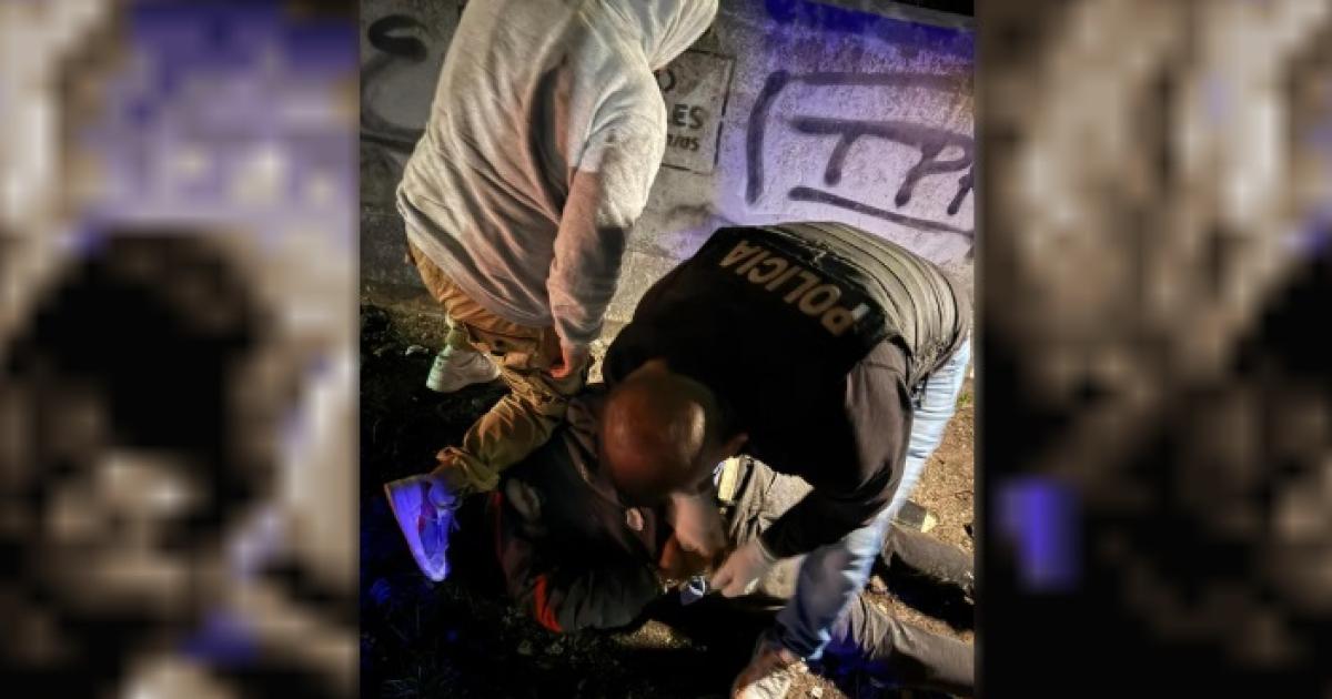 Lo mataron a golpes frente a una biblioteca y hay un detenido