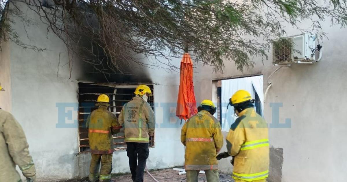 Incendio arrasoacute una vivienda en El Zanjoacuten y dejoacute peacuterdidas totales