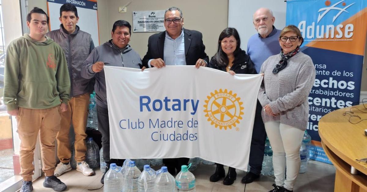 Entregaron agua potable a familias afectadas por inundaciones en Los Telares