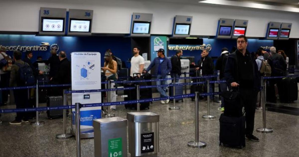 Suben los pasajes de avioacuten- actualizan la tasa de seguridad y habraacute impacto en todos los vuelos