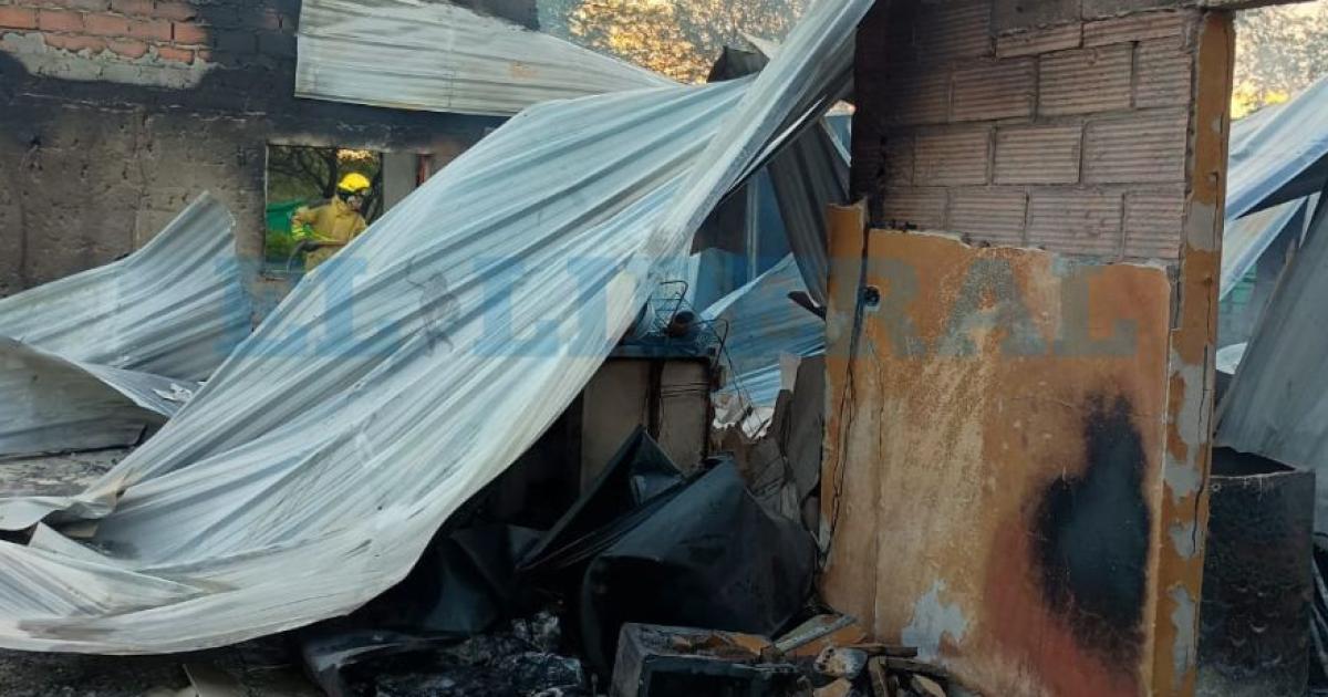 Incendio arrasoacute una vivienda en El Zanjoacuten y dejoacute peacuterdidas totales