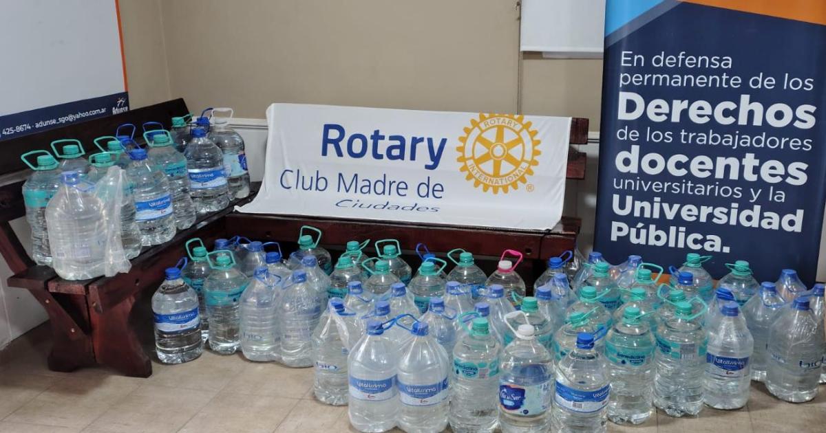 Entregaron agua potable a familias afectadas por inundaciones en Los Telares