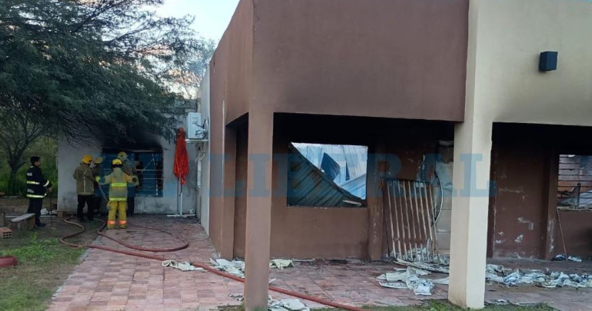 Incendio arrasoacute una vivienda en El Zanjoacuten y dejoacute peacuterdidas totales