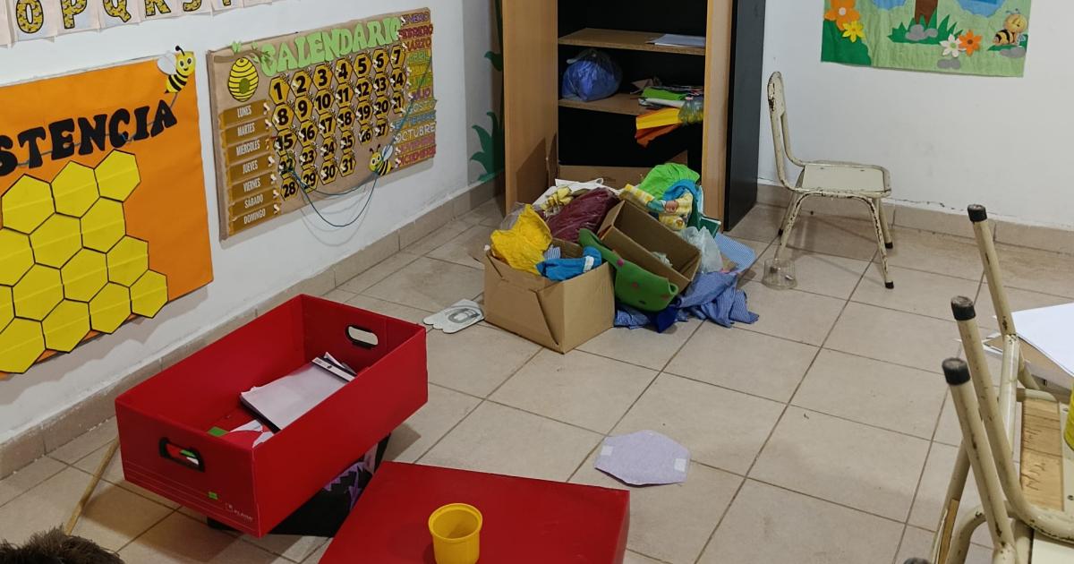 Vandalizan una fundacioacuten y destruyen materiales de los nintildeos