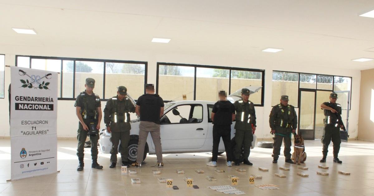 Hermanos santiaguentildeos veniacutean con maacutes 21 kilos de cocaiacutena escondidos en distintas partes del auto