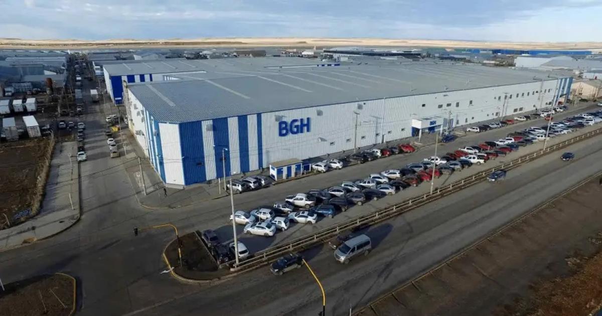 Gigante de electrodomeacutesticos frena produccioacuten por 45 diacuteas y adelanta vacaciones al personal