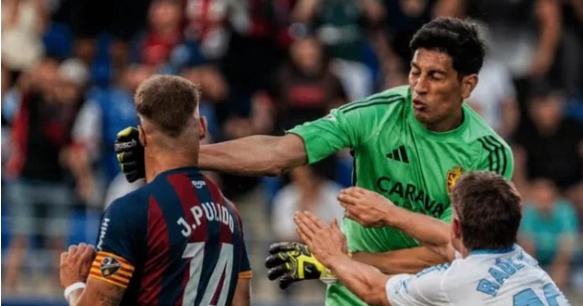 El momento de la agresión (Foto Agencia NACaptura de pantalla La Liga)