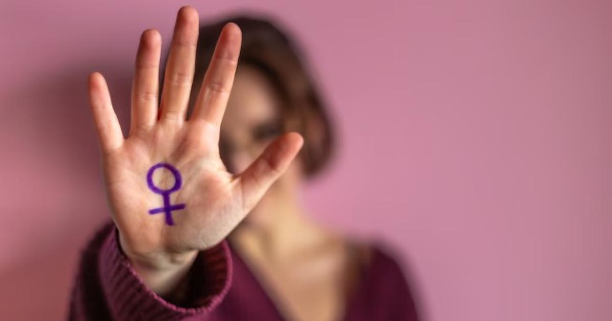 Una mujer en una campaña contra la violencia de género (Freepik)