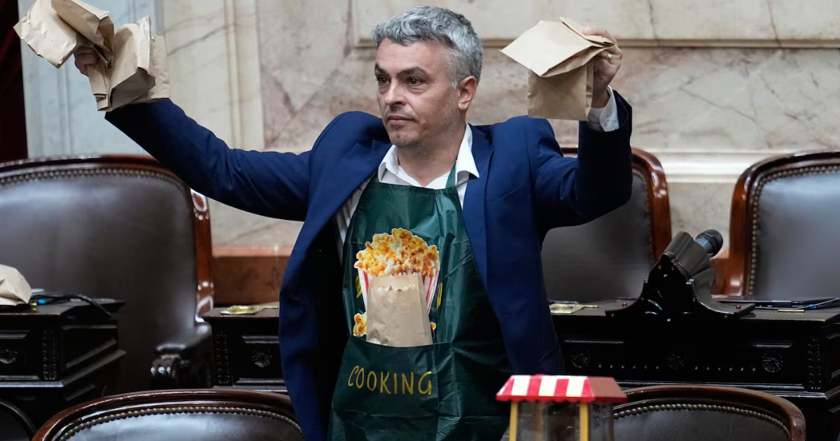 El diputado Esteban Paulón ofreció pochocolos antes del inicio de la presentación de Manuel Adorni