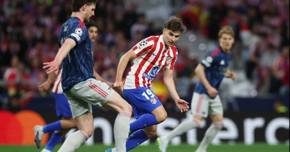 EN VIVO- Juliaacuten Aacutelvarez de penal marca el empate del Colchonero ante el Arsenal