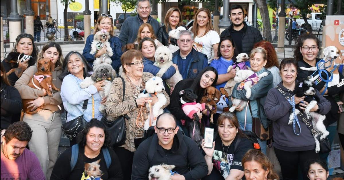 La intendente Fuentes participoacute de la bendicioacuten de mascotas en Plaza Libertad