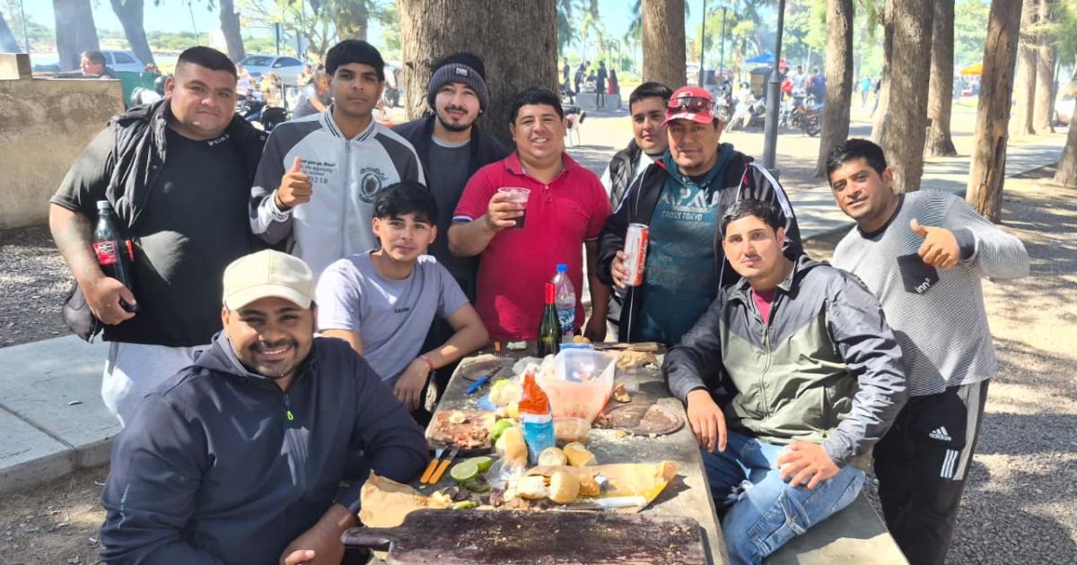 FOTOS Santiaguentildeos celebran el Diacutea del Trabajador en el Parque Aguirre bajo un clima inmejorable