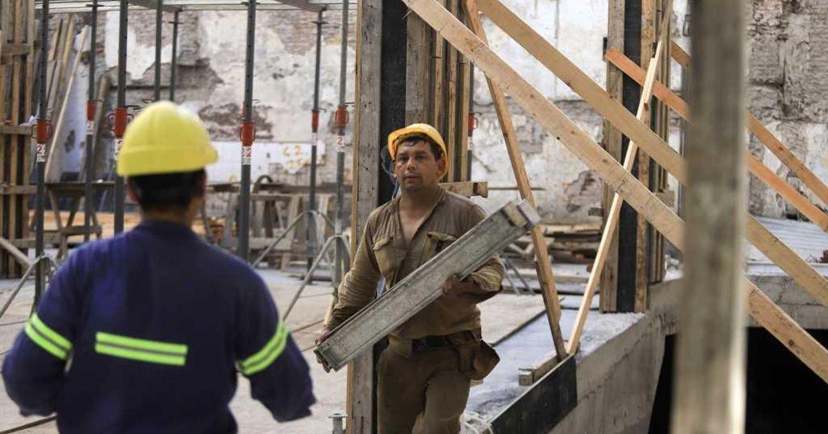 16 millones de argentinos y argentinas trabajan en maacutes de un empleo