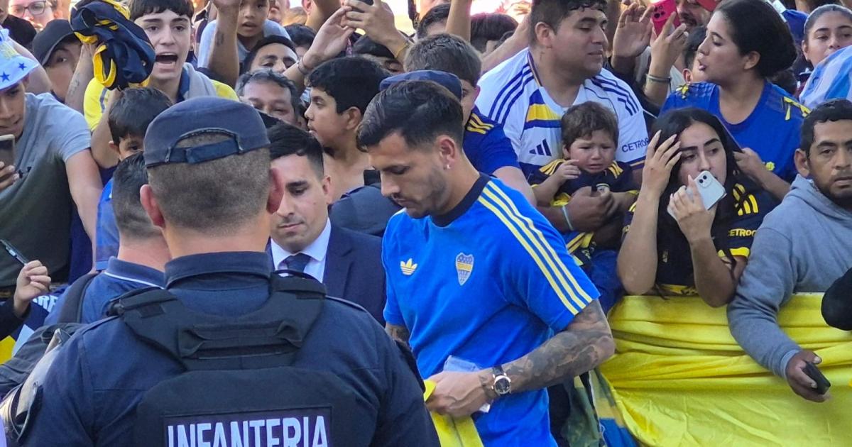 FOTOS  Boca ya estaacute en Santiago y desatoacute la locura de los hinchas en el hotel