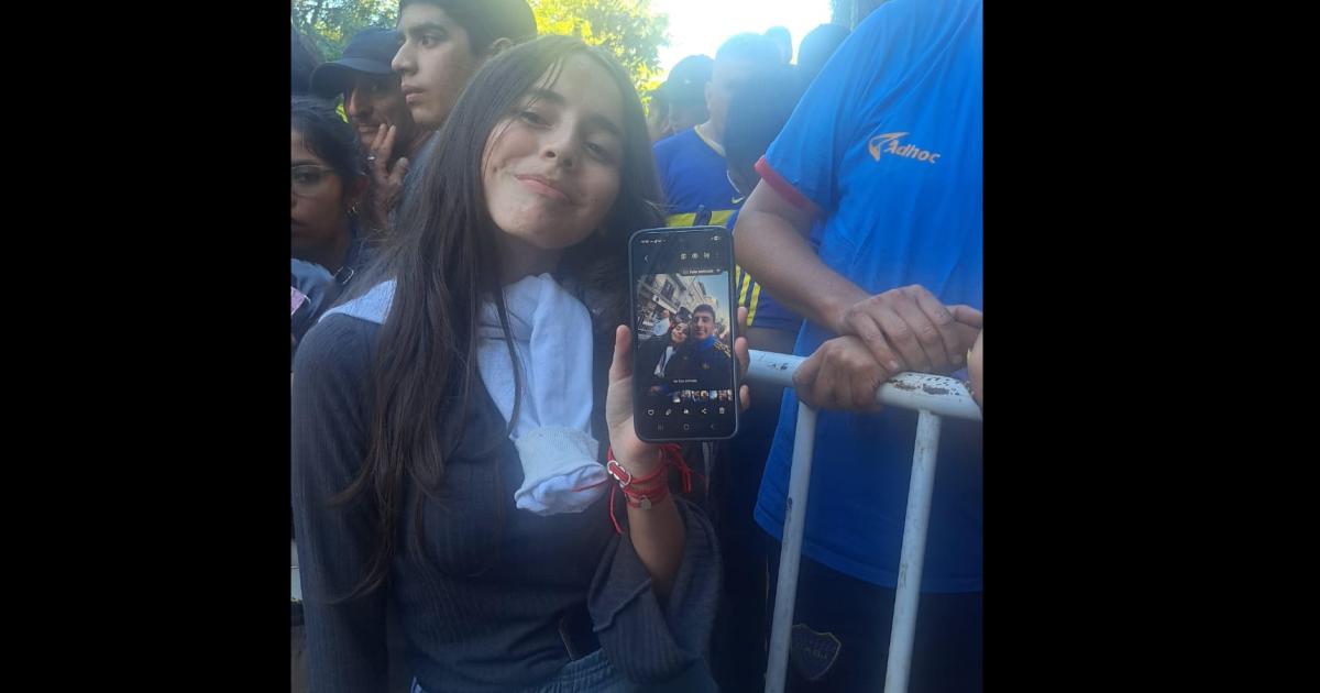 Amira la hincha que cumplioacute su suentildeo con Merentiel en la llegada de Boca a Santiago