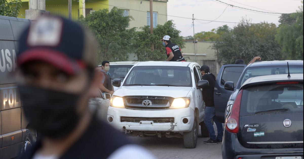 Denuncioacute robo hormiga de combustible y fue patoteado