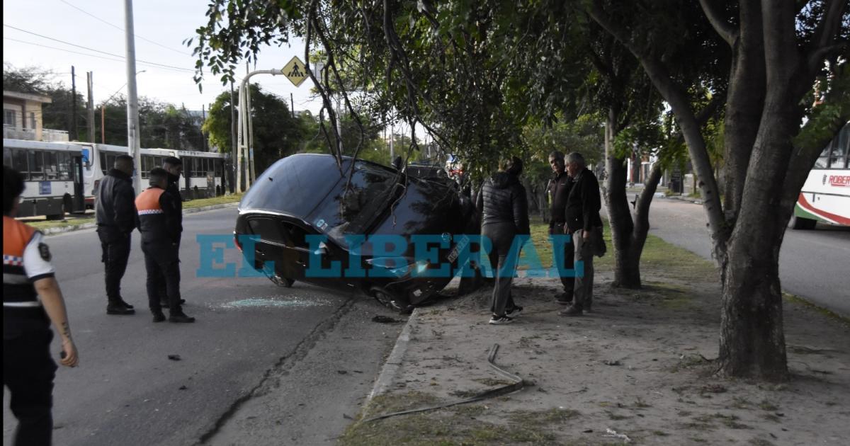 Así quedó el auto tras el choque en zona norte de la Capital