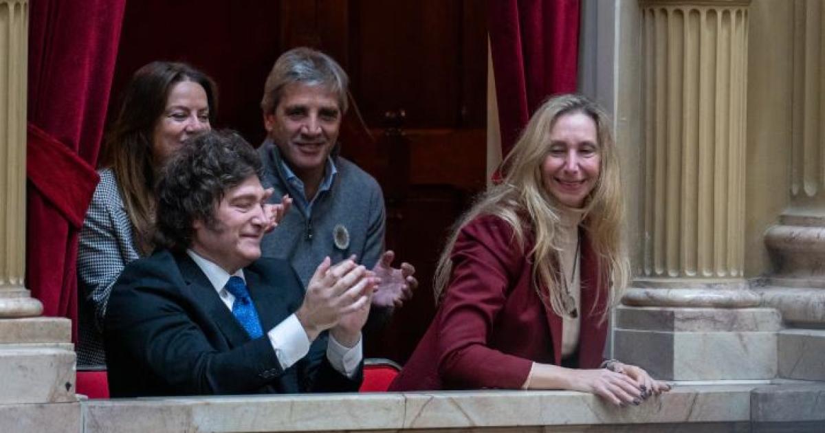 Las encuestas muestran que abril registroacute un vuelco en la relacioacuten de la opinioacuten puacuteblica con Javier Milei