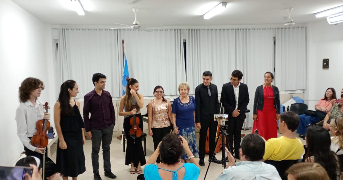 Concierto de violiacuten y piano en el Instituto Privado de arte