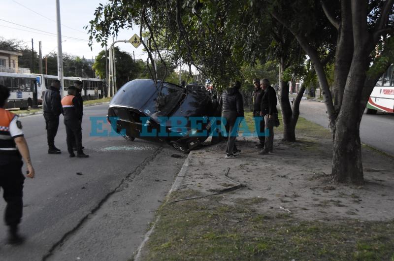 Así quedó el auto tras el choque en zona norte de la Capital