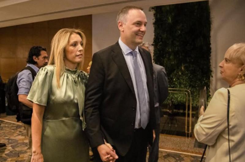 Denuncian uso de custodia presidencial para salidas nocturnas de la esposa de Adorni