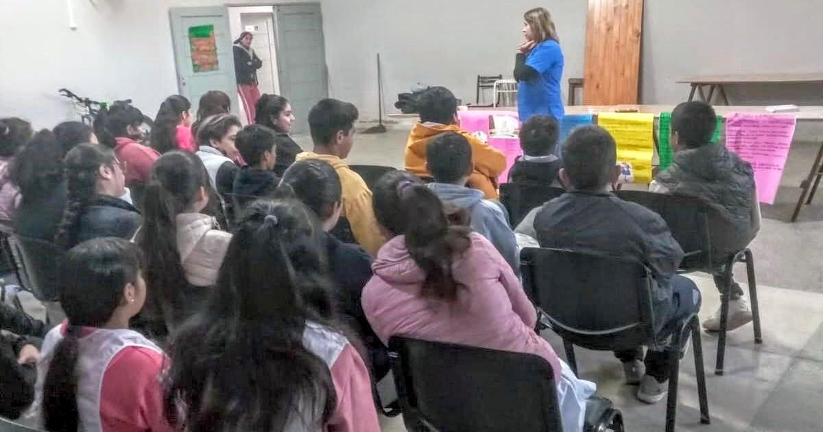 Alumnos asisten a charla sobre Salud mental y bullying