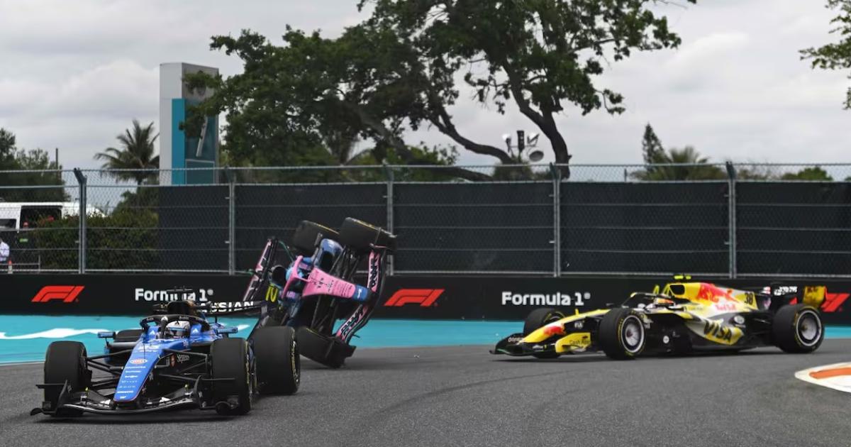 El momento en el que comienza a volcar el monoplaza de Pierre Gasly (Photo by Rudy Carezzevoli)