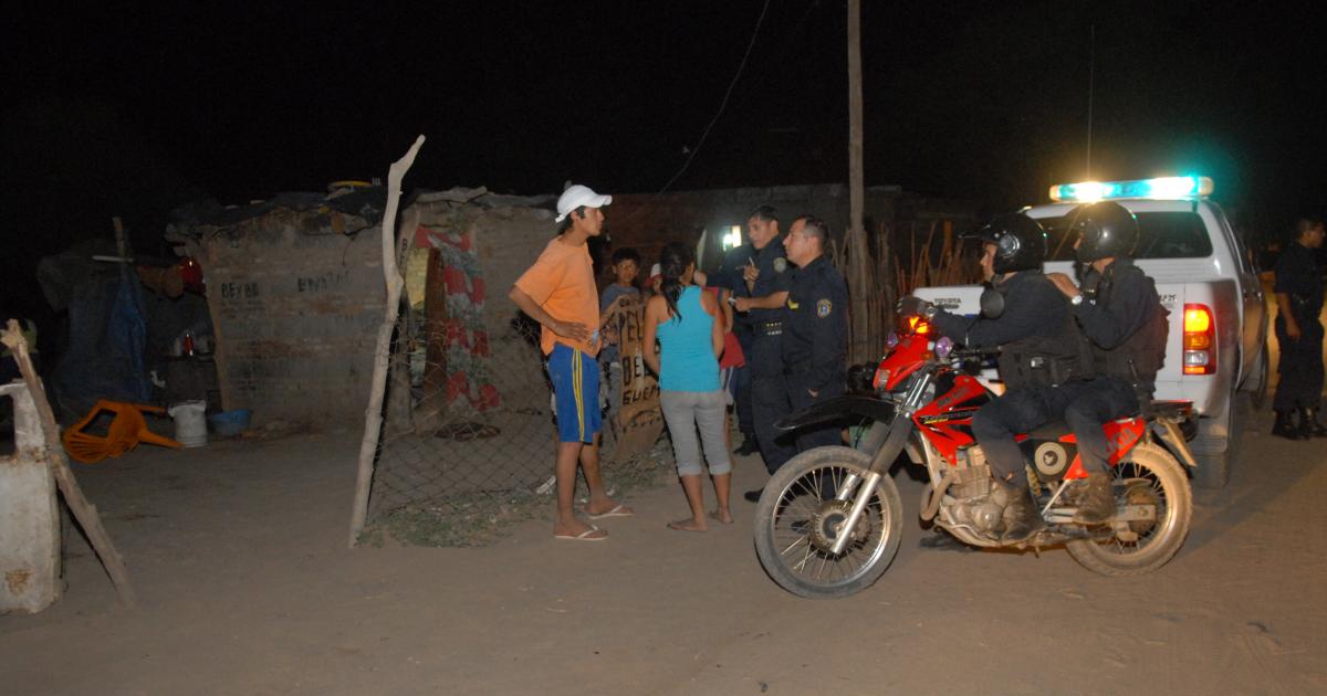 Rintildea callejera terminoacute con un policiacutea herido y un apresado