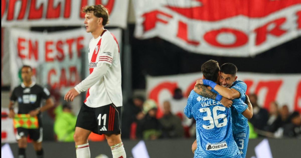 River perdioacute 1 a 0 ante el Deca se fue silbado pero terminoacute 2ordm en la Zona B