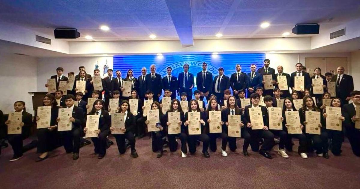 Reconocimiento- Maacutes de cien cinturones negros recibieron sus certificaciones internacionales en Santiago