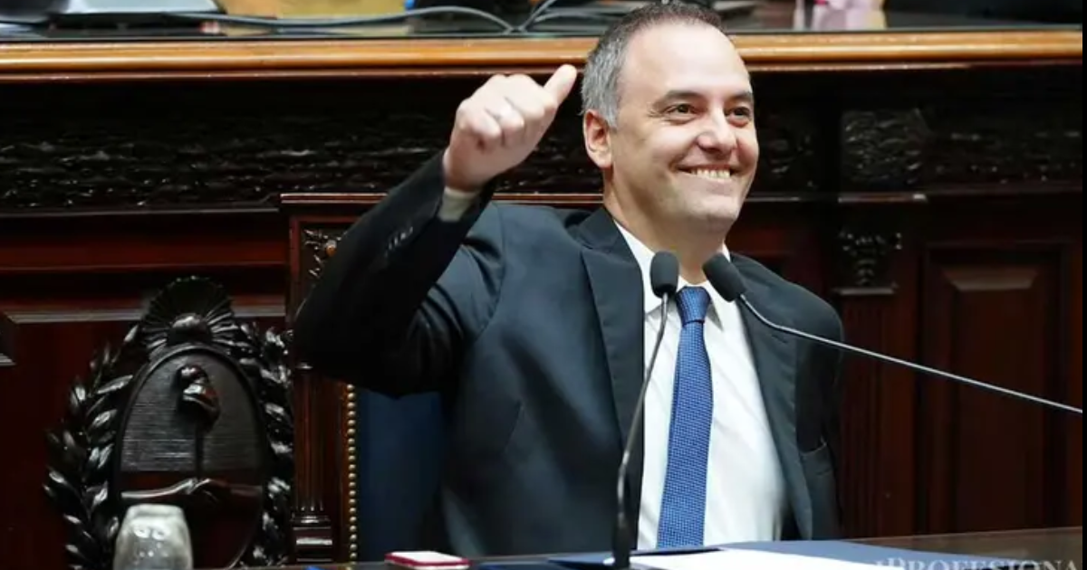 Ampliacutean denuncia contra Manuel Adorni por un viaje a Bariloche- gastoacute maacutes de 9 millones de pesos en una escapada familiar