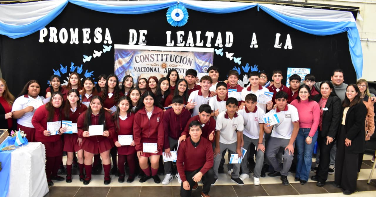 Emotivo acto en la Escuela Piloto Ndeg 1- Alumnos de 3ordm antildeo juraron lealtad a la Constitucioacuten Nacional