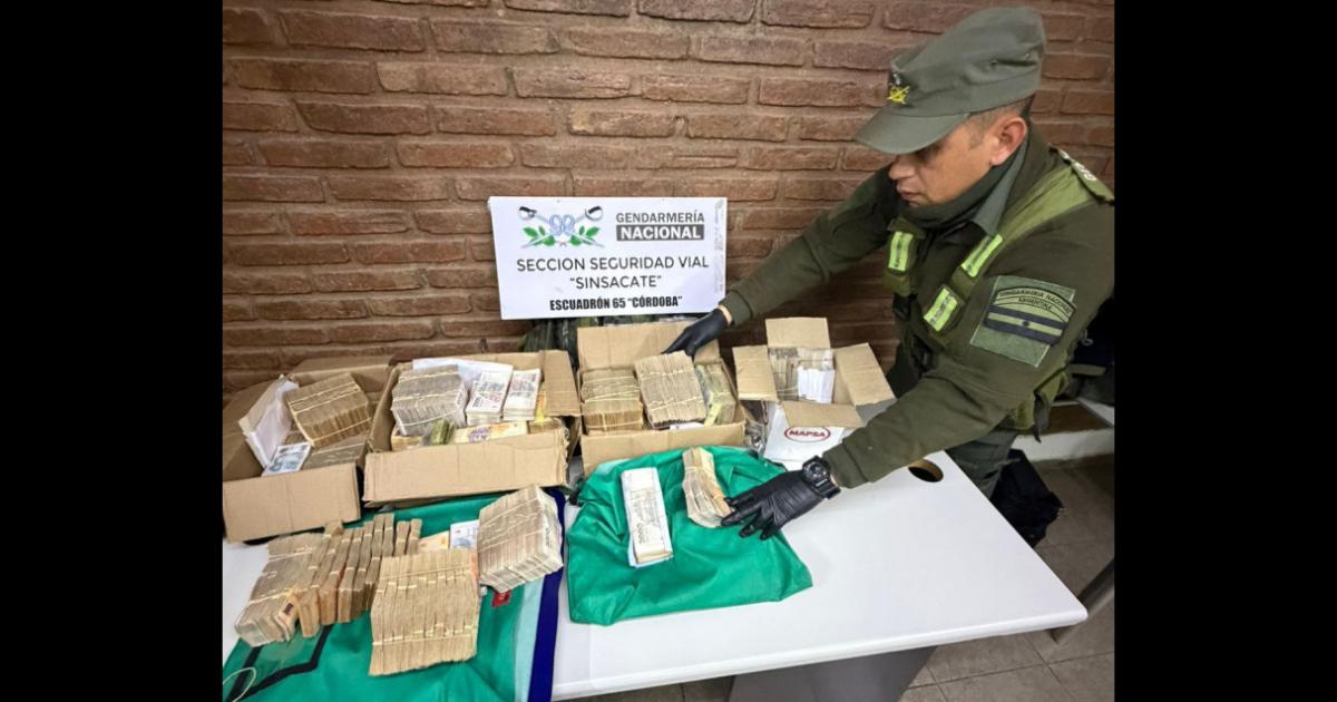 Millonario secuestro- Gendarmeriacutea halloacute maacutes de 56 millones en un camioacuten que habiacutea salido de Santiago del Estero