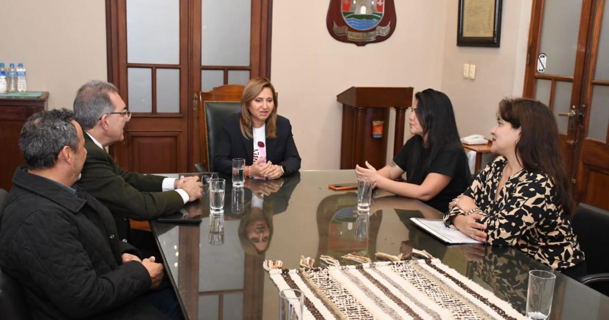 La intendente Fuentes en el saloacuten de acuerdos recibioacute a profesoras e inteacuterpretes de Lengua de Sentildeas
