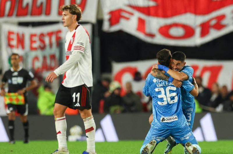 River perdioacute 1 a 0 ante el Deca se fue silbado pero terminoacute 2ordm en la Zona B