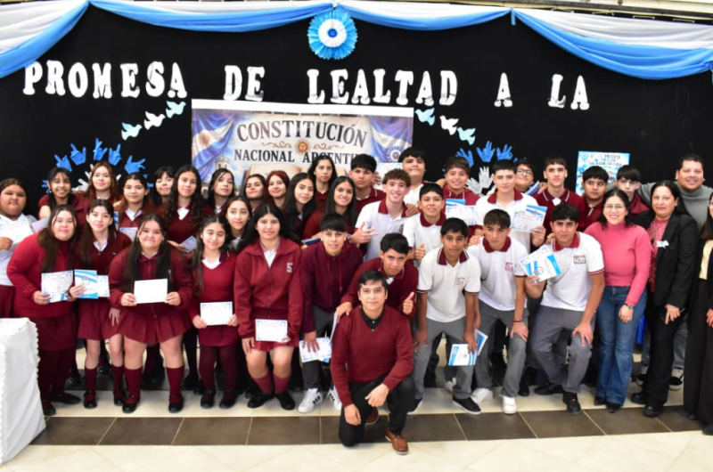 Emotivo acto en la Escuela Piloto Ndeg 1- Alumnos de 3ordm antildeo juraron lealtad a la Constitucioacuten Nacional