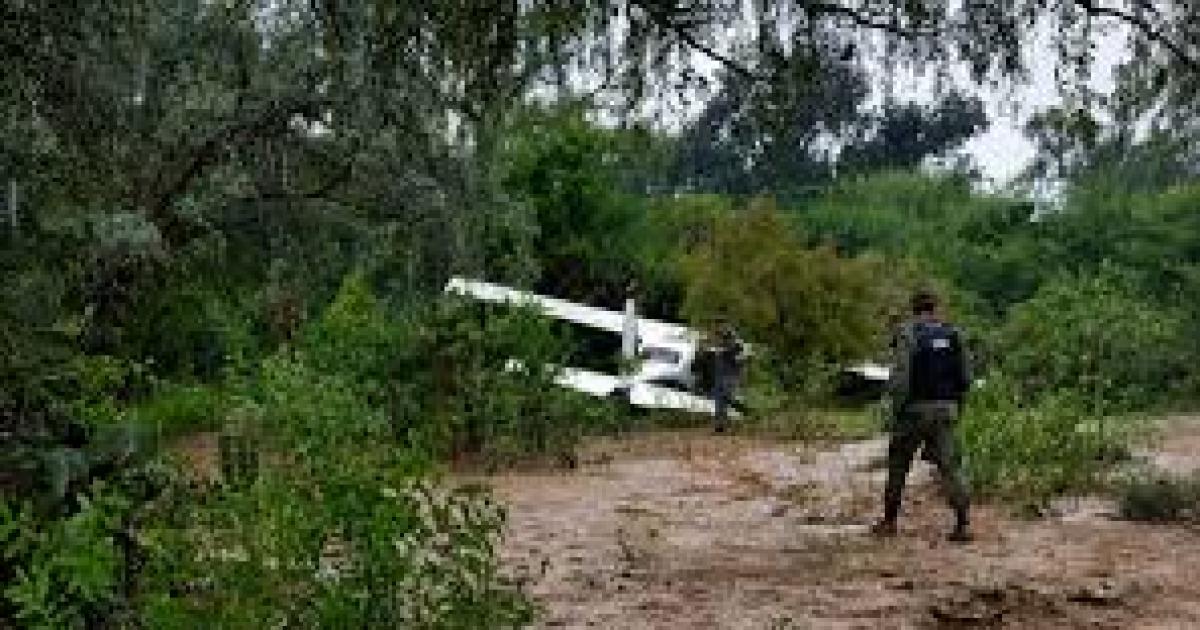 La avioneta narco abandonada en Salta habriacutea transportado 400 kg de cocaiacutena que desaparecieron