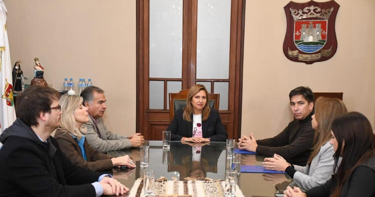 Fuentes y Benavente recibieron a la Caacutemara de Comercio