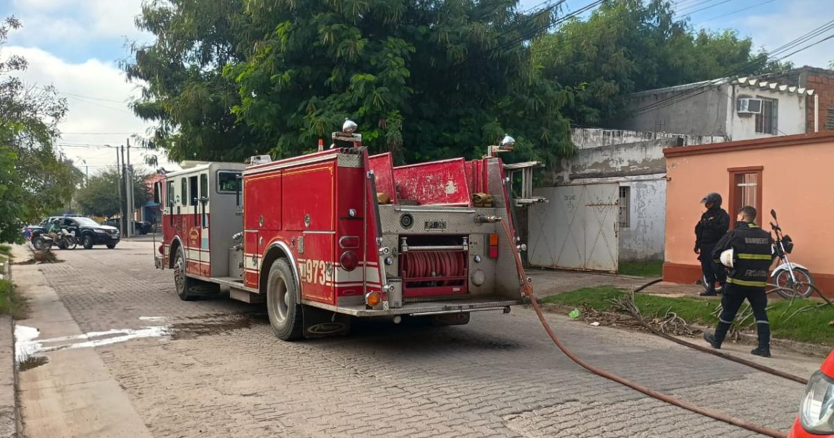 Incendio en el barrio Cabildo- una habitacioacuten fue consumida por el fuego