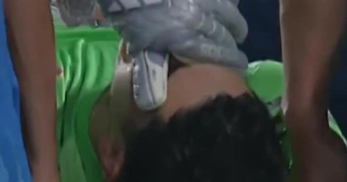 Preocupacioacuten- Leandro Brey salioacute lesionado con cuello ortopeacutedico y en camilla