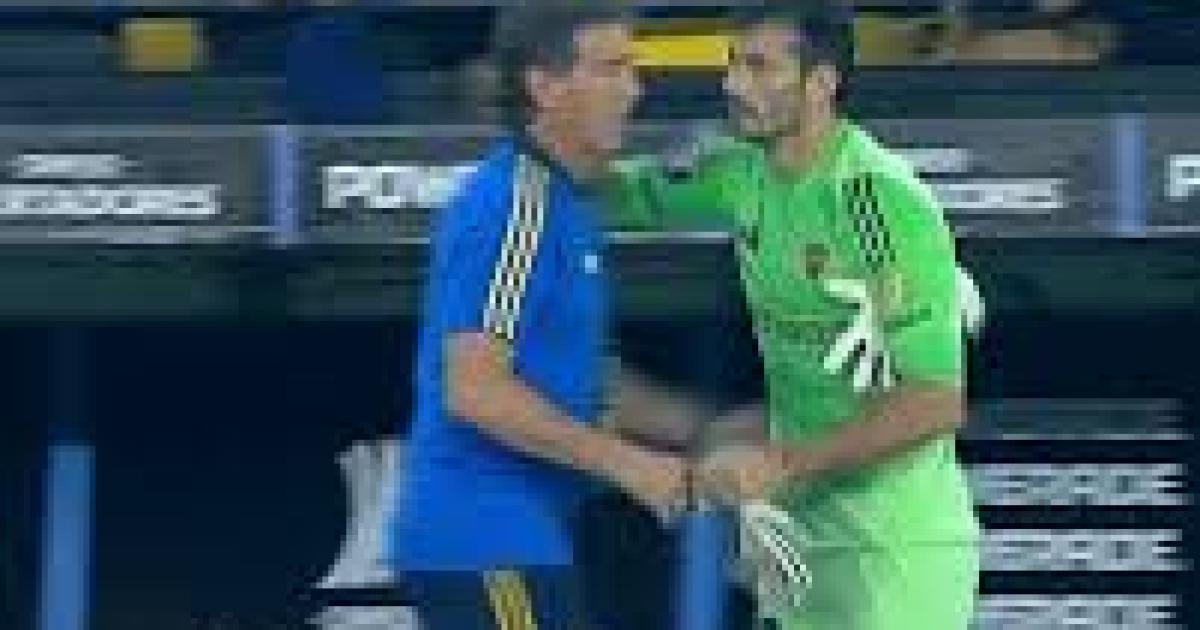 Preocupacioacuten- Leandro Brey salioacute lesionado con cuello ortopeacutedico y en camilla