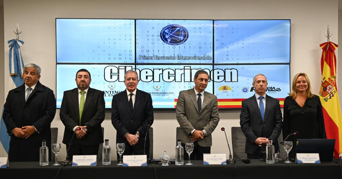 Suaacuterez participoacute de la apertura del primer Encuentro Internacional de Cibercrimen